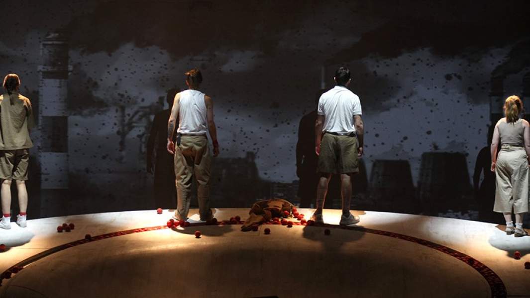 Актеры в сцене из спектакля «Урожай» в Театре на Таганке