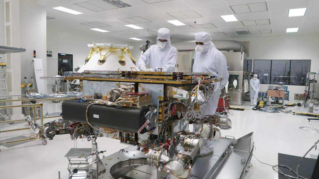 Подготовка нескольких модулей космического корабля ExoMars