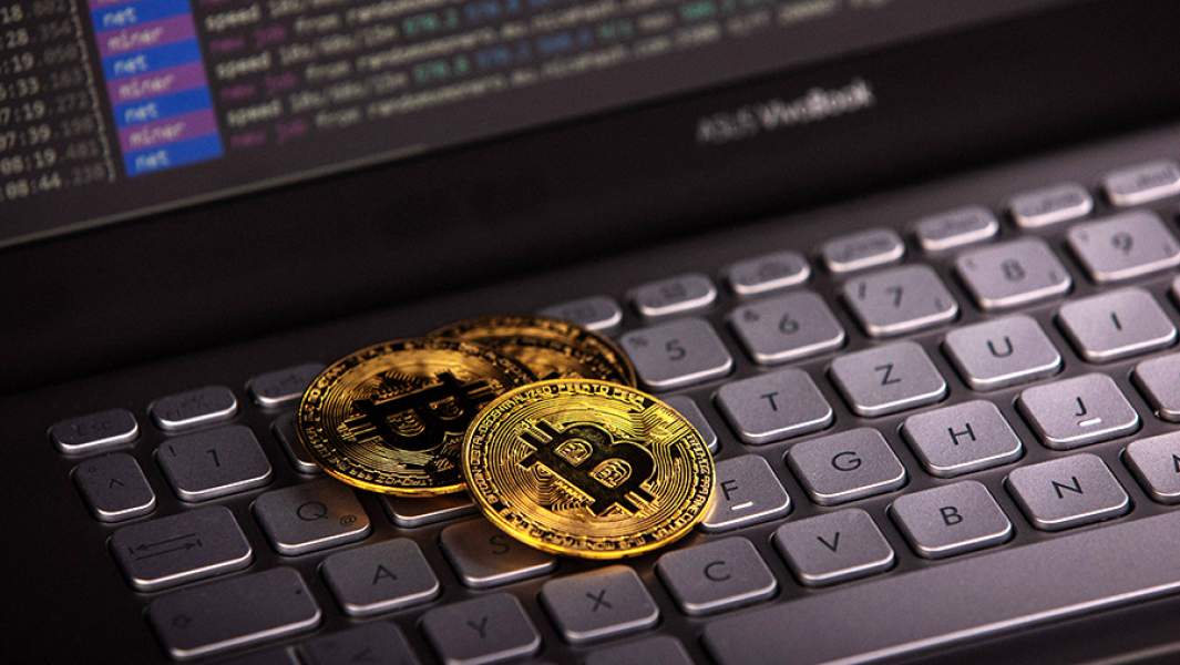 Монеты биткоина на клавиатуре компьтера