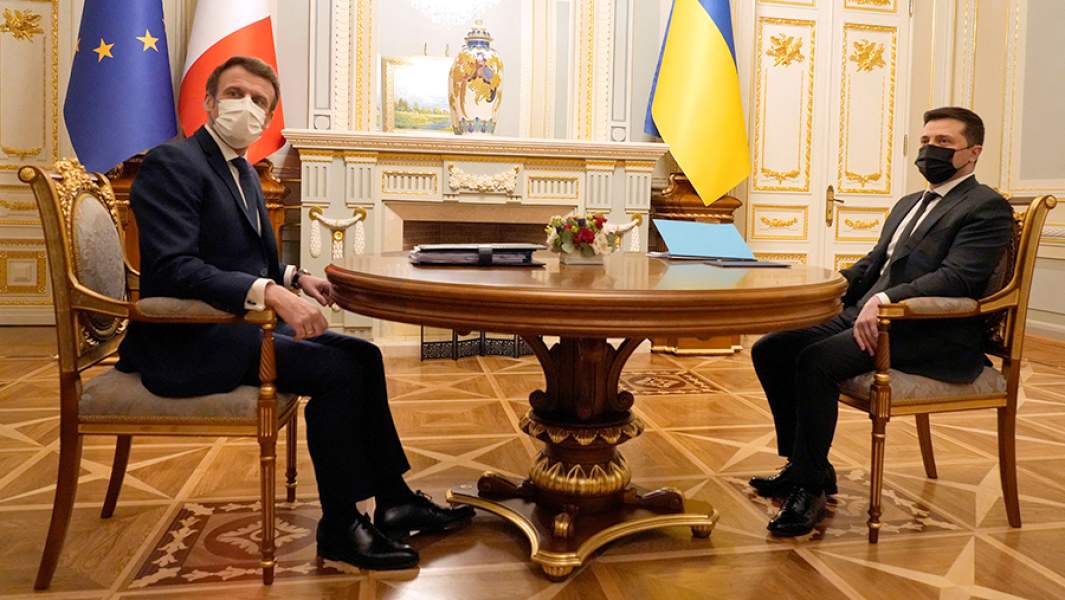 Президент Франции Эммануэль Макрон и президент Украины Владимир Зеленский во время  встречи в Мариинском дворце в Киеве