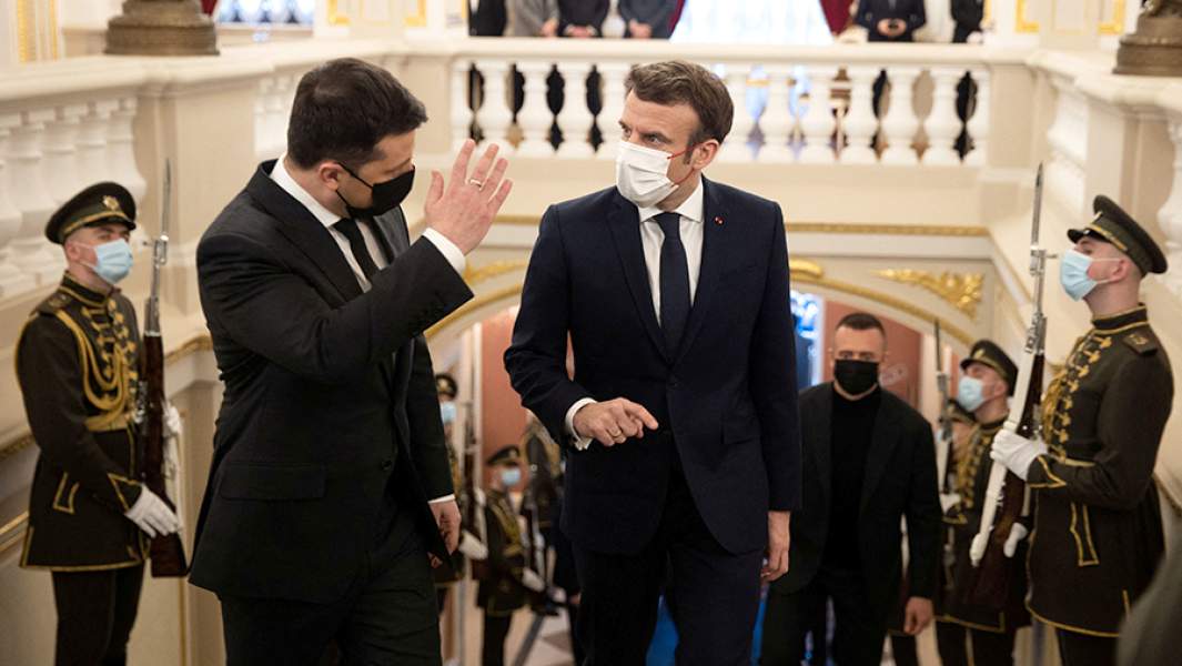 Президент Украины Владимир Зеленский и президент Франции Эммануэль Макрон перед началом встречи в Мариинском дворце в Киеве