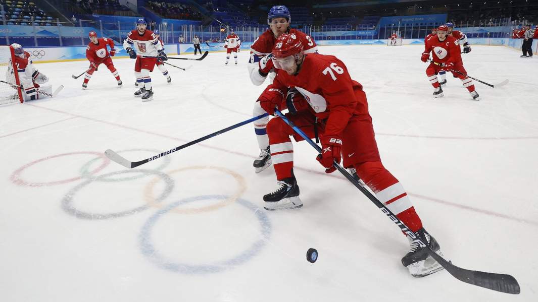 Матч группового этапа по хоккею среди мужчин между сборными командами ОКР и Чехии