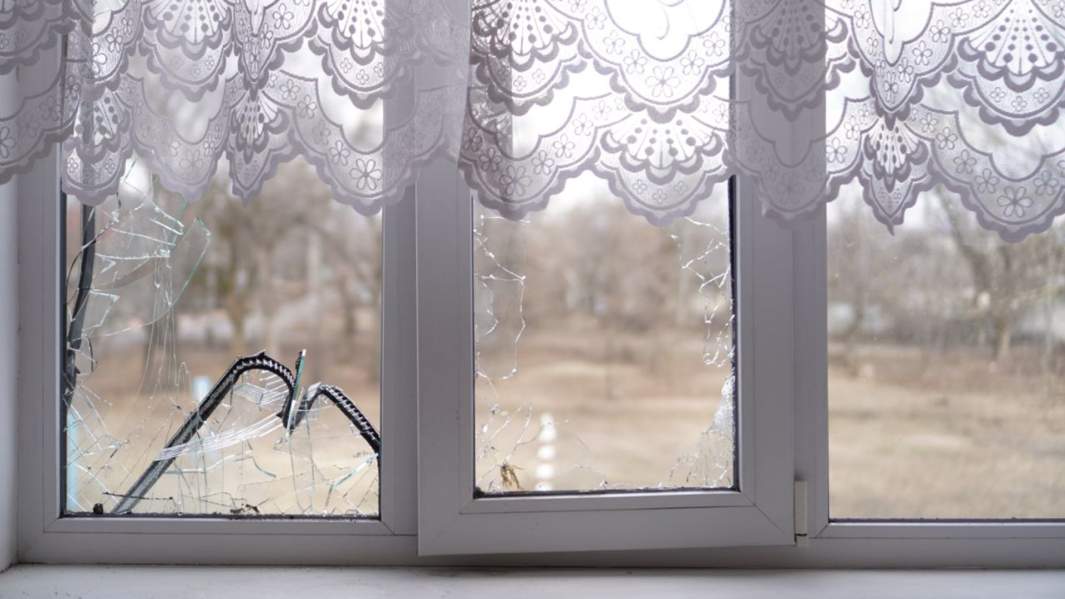 В разбитой после обстрела школе, Донецк