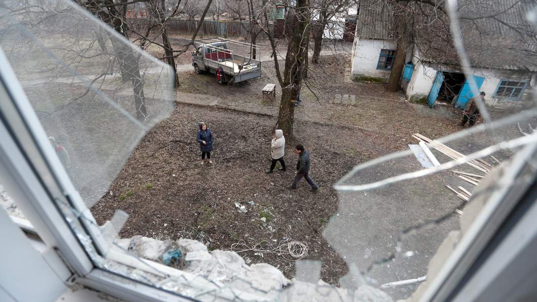 Последствия обстрела одной из школ в Донецке