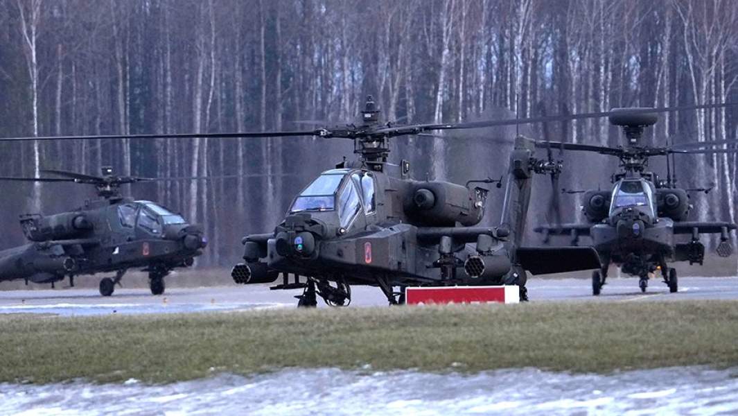 Американские вертолеты AH-64 Apache на аэродроме Лиелварде в Латвии