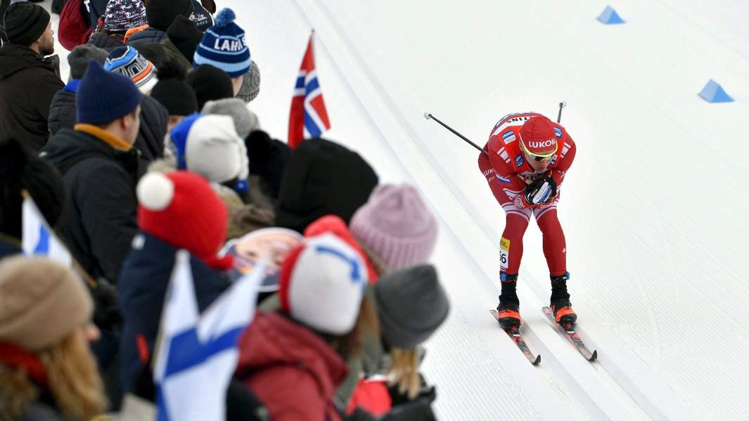 Александр Большунов в гонке классическим стилем среди мужчин на 15 км