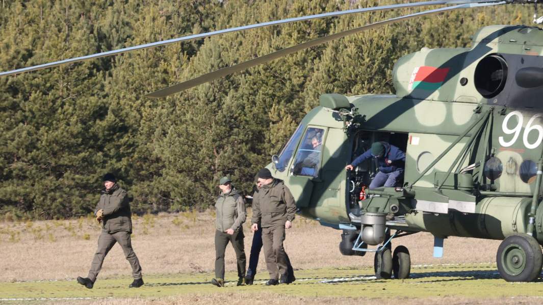 Члены украинской делегации высаживаются из вертолета по прибытии на переговоры с российскими представителями, Гомельская область, Беларусь
