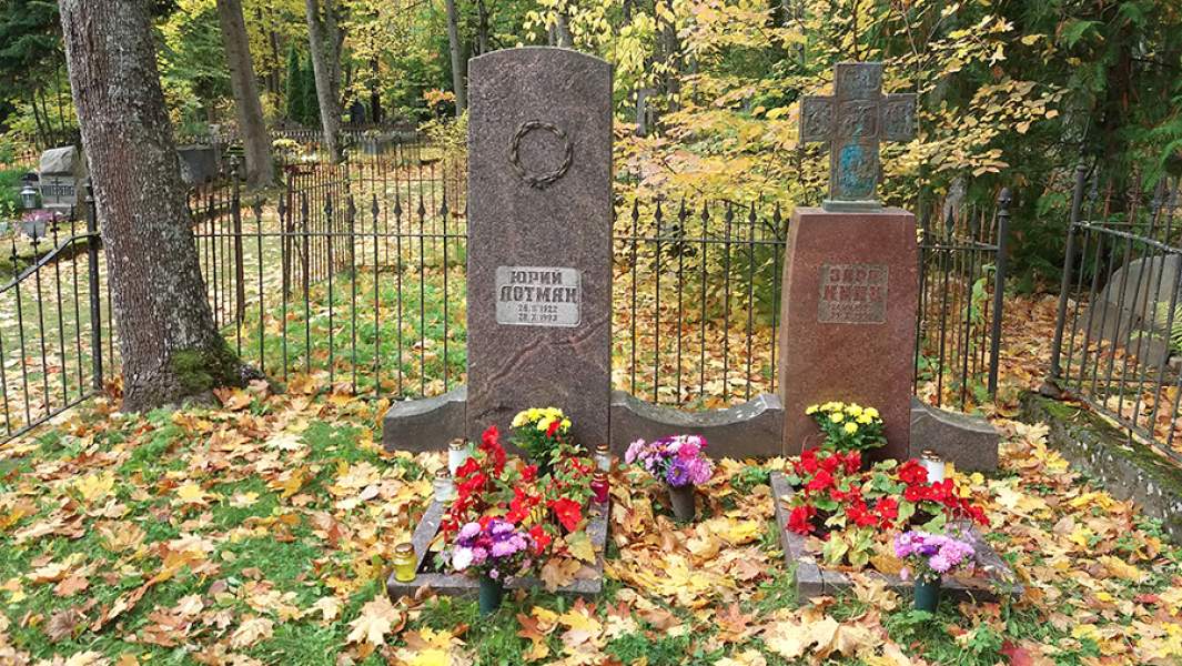 Могила Юрия Лотмана и Зары Минц на кладбище Раади в Тарту