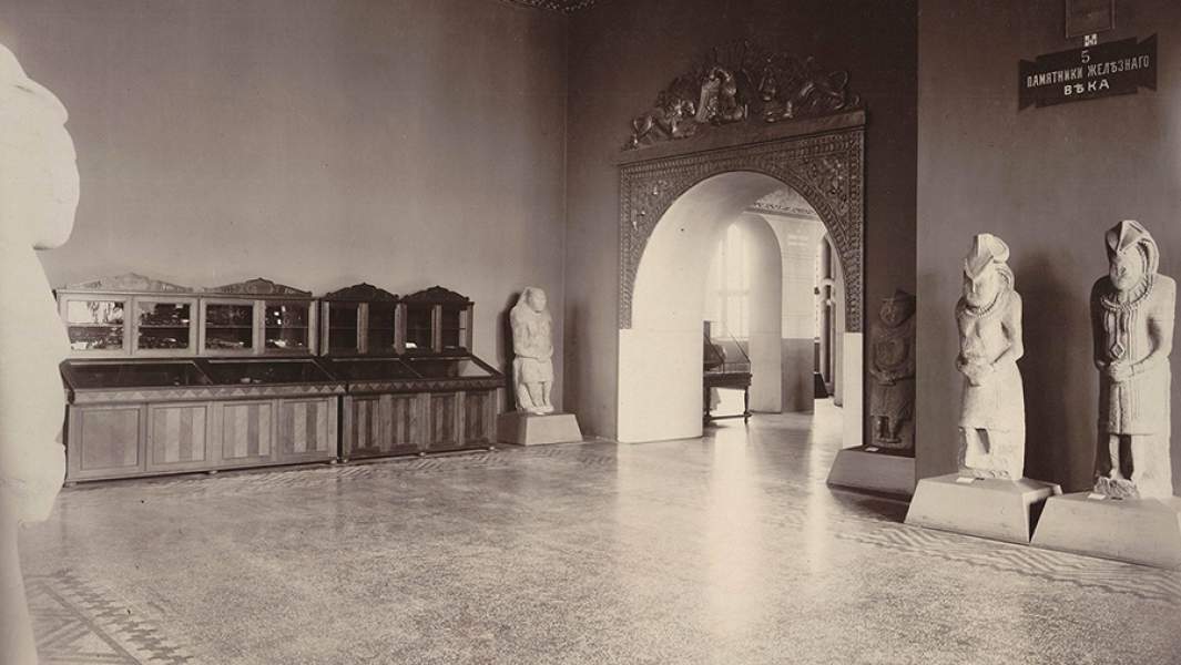 Вид из зала № 5 (Памятники железного века) в Скифский зал (№ 6). Р. Ю. Тиле. 1890-е годы