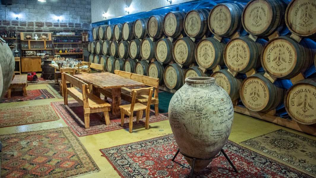 Винные бочки и глиняный сосуд-карас