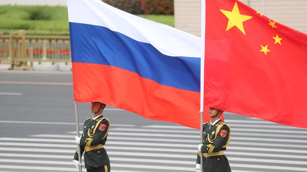 Флаги России и Китайской народной республики