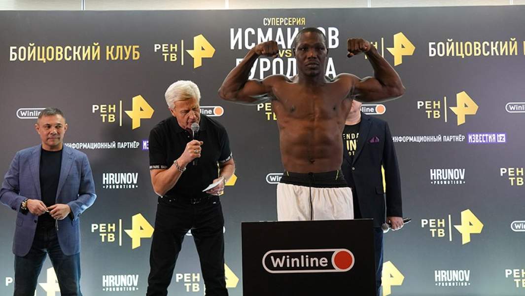 Оланреваджу Дуродола во время взвешивания