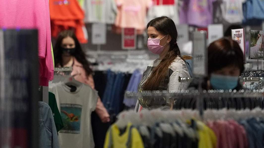 Покупатели в магазине одежды