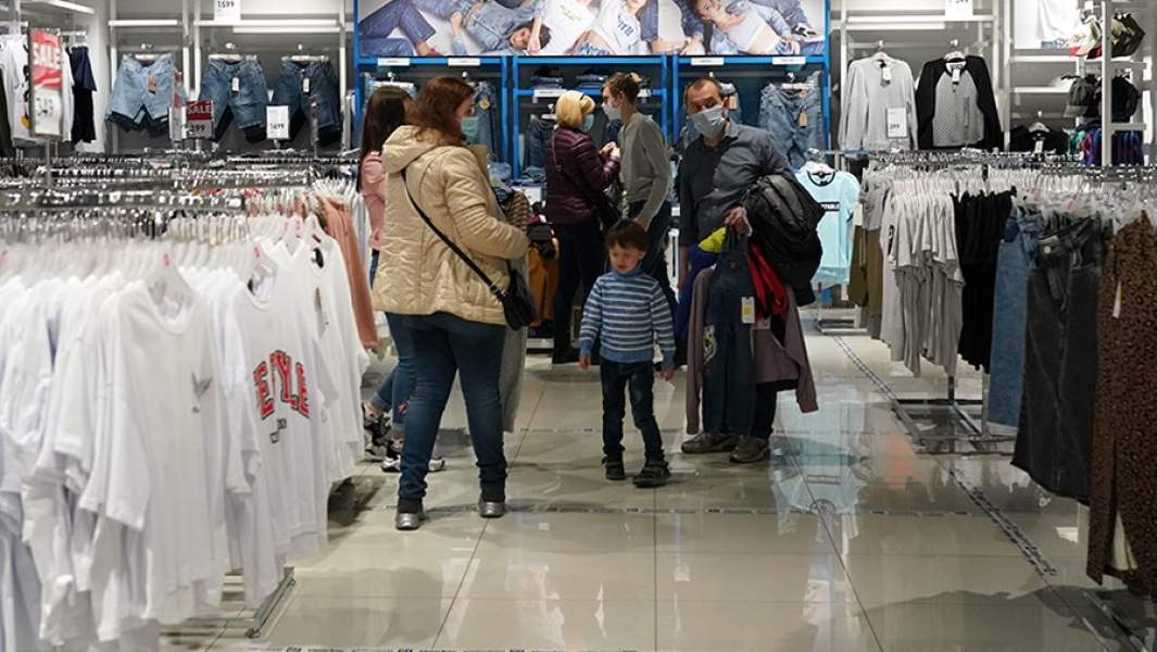 Покупатели в торговом центре