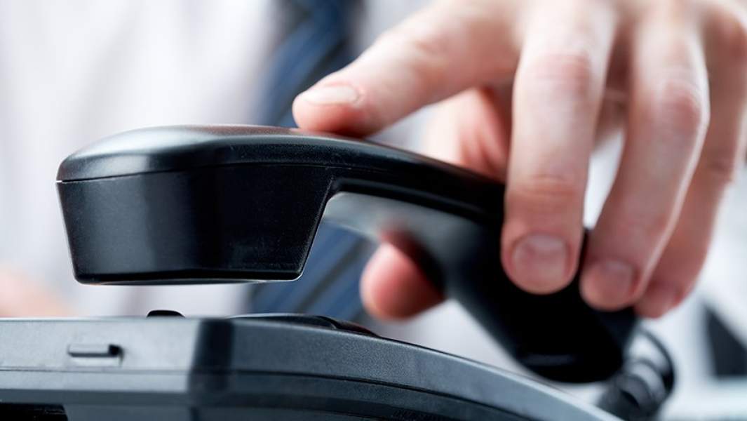 Мужчина с телефонной трубкой