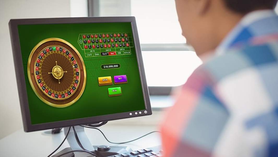 Подросток играет в азартные игры на компьютере