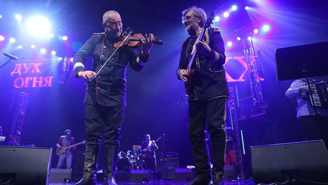 Эмир Кустурица во время выступления на открытии фестиваля «Дух огня»