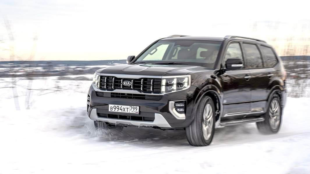 Kia Mohave с дизельным мотором 3,0 (249 л.с.) и 8-ступенчатым «автоматом» разгоняется с места до «сотни» за 8,7 с. Средний расход: 9,9 л на 100 км