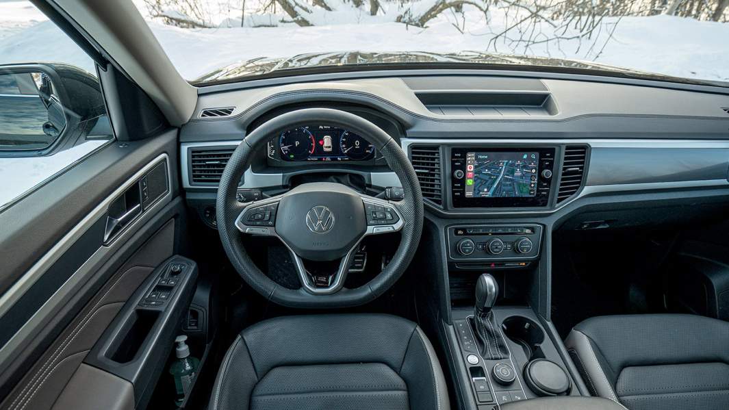 Отделка салона VW Teramont бюджетнее. Искусственная кожа – только в базовой версии. Всего доступны 6 вариантов обивки сидений, в том числе и двухцветные