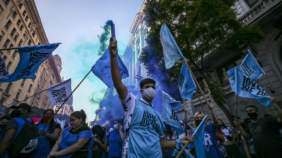 Митингующие против соглашения правительства с Международным валютным фондом (МВФ) в Буэнос-Айресе, Аргентина