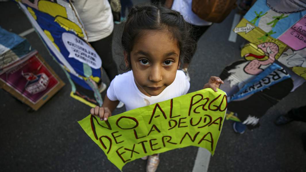 Митингующие против соглашения правительства с Международным валютным фондом (МВФ) в Буэнос-Айресе, Аргентина