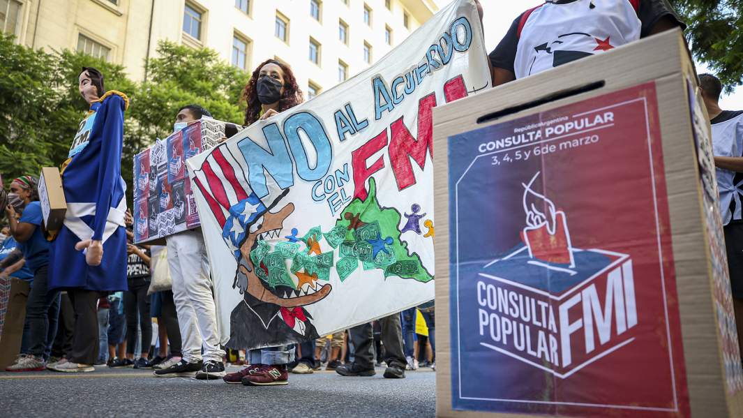 Митингующие против соглашения правительства с Международным валютным фондом (МВФ) в Буэнос-Айресе, Аргентина