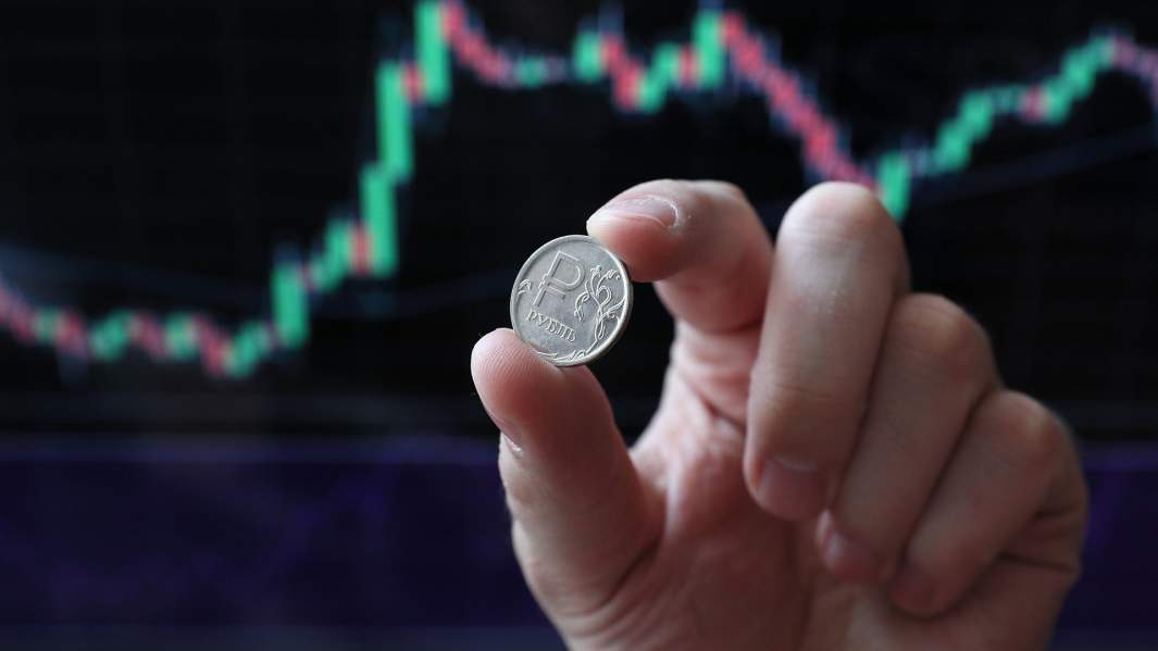 Рубль на фоне графиков