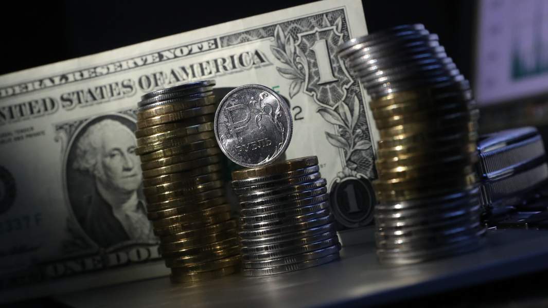 Монеты рубли и купюра доллара