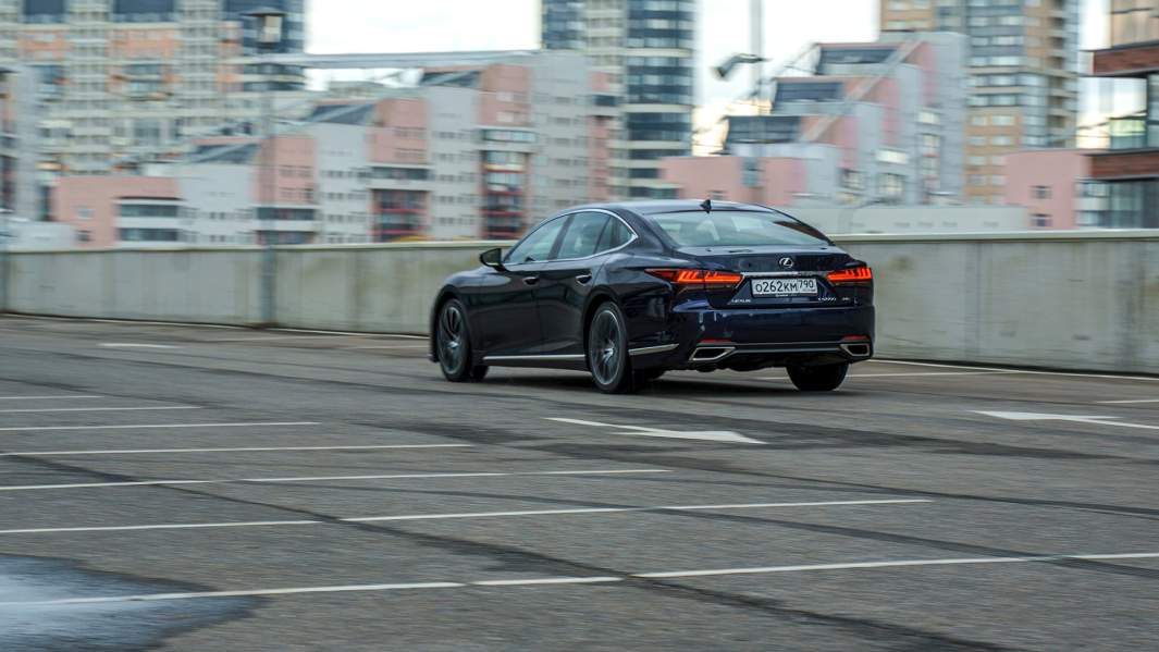 Расход в городе: 13,5 л на 100 км, на трассе: 7,8 л. Смешанный расход: 9,9 л на «сотню»