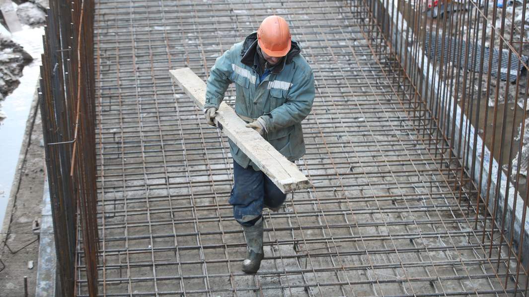 Строитель на стройплощадке