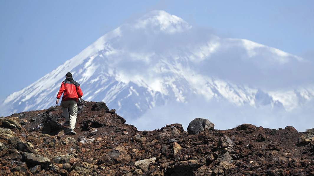 Турист во время подъема на второй конус Большого трещинного Толбачинского извержения (БТТИ) в Камчатском крае