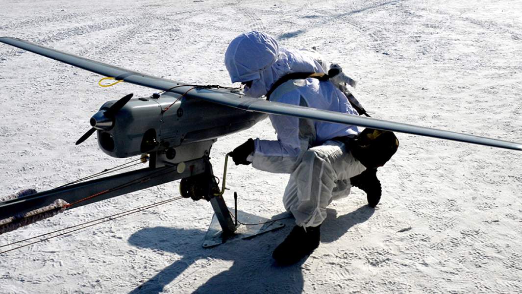 Десантник во время работы с беспилотным летательным аппаратом «Леер-3» на комплексных тактических учениях 83-й отдельной гвардейской десантно-штурмовой бригады ВДВ