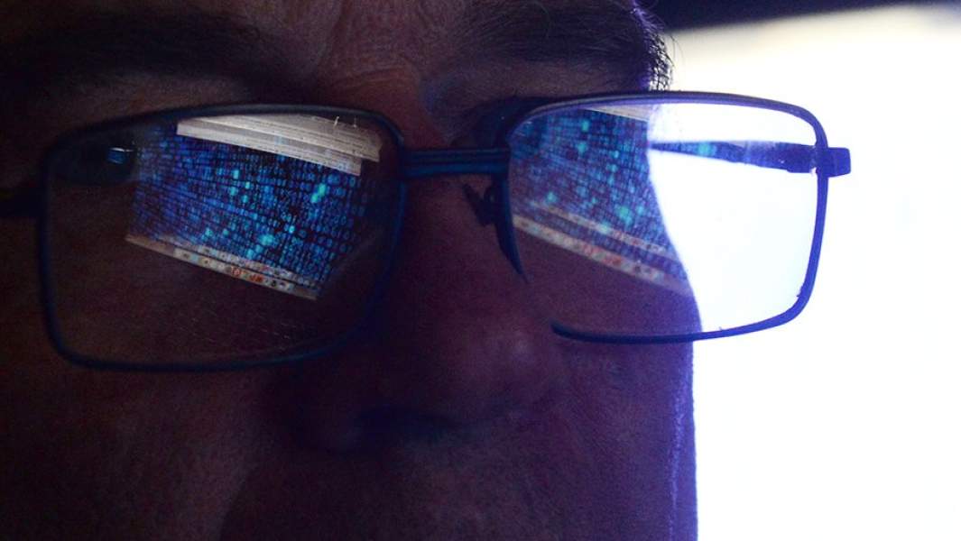 Мужчина перед монитором компьютера