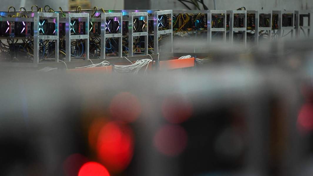 Стеллажи с фермами для майнинга криптовалют