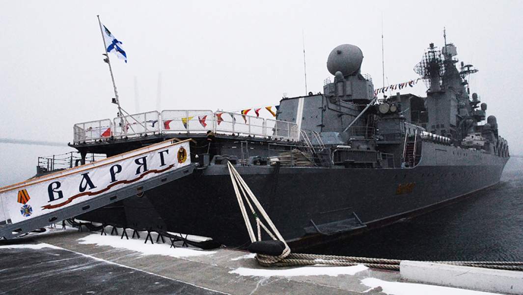 Ракетный крейсер проекта 1164 «Атлант» «Варяг» в порту Владивостока