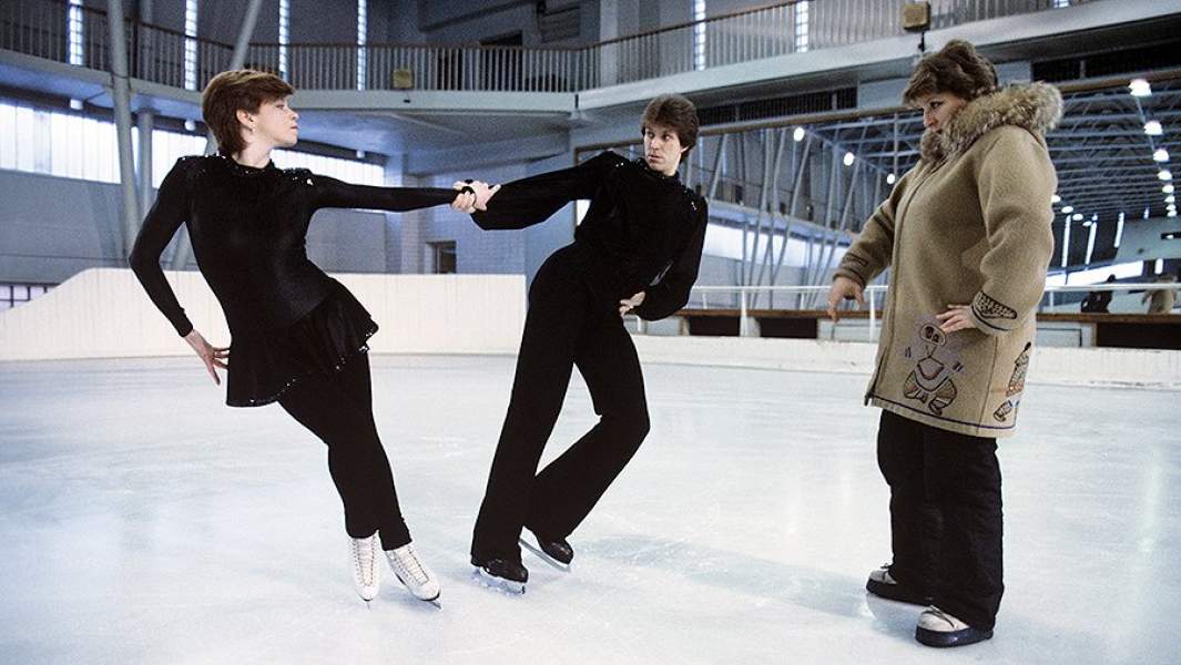 Советские фигуристы Наталья Бестемьянова и Андрей Букин и тренер Татьяна Тарасова на тренировке