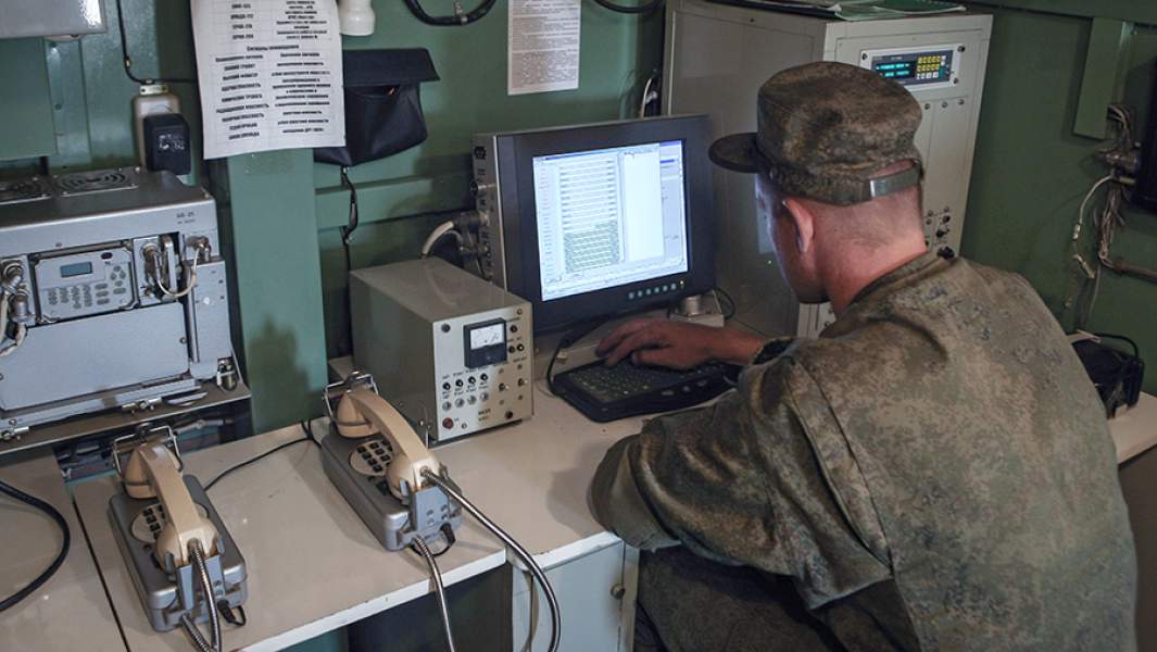 Военнослужащий на станции постановки помех «Житель» на окружном этапе конкурса по полевой выучке среди подразделений радиоэлектронной борьбы Южного военного округа
