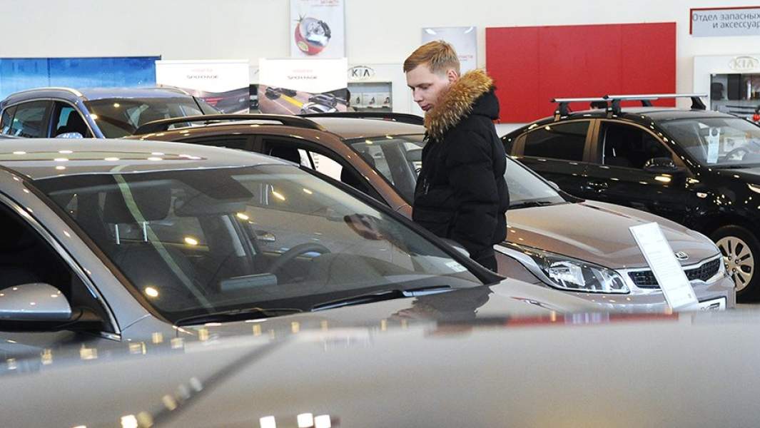 Покупатель выбирает автомобиль в автосалоне в Тамбове