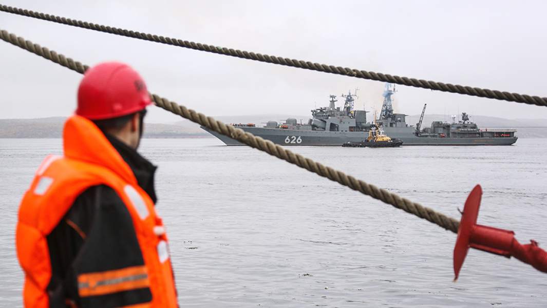 Большой противолодочный корабль «Вице-адмирал Кулаков» во время встречи отряда боевых кораблей и судов обеспечения Северного флота