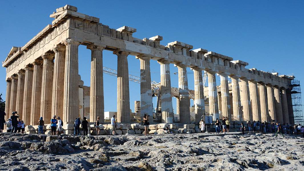 Туристы возле Парфенона в Акрополе