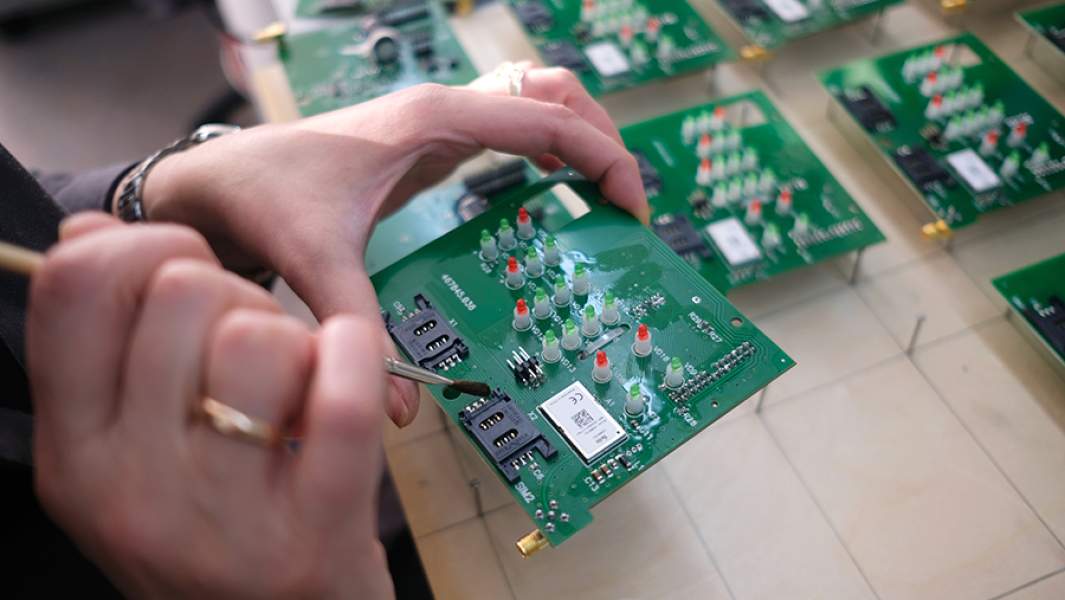 Монтаж и сборка электроприборов на заводе