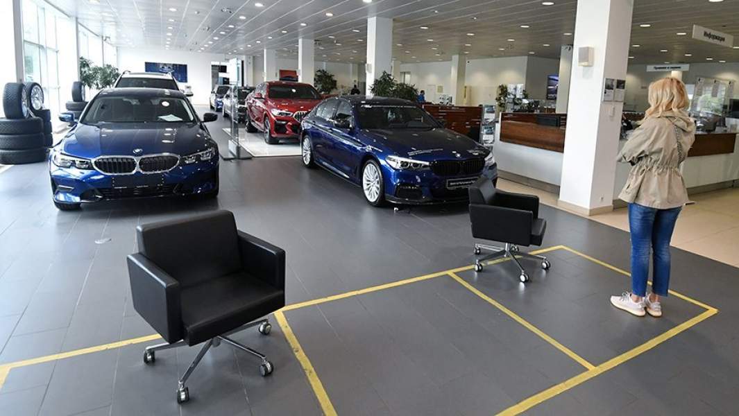 Посетительница в автосалоне в Москве