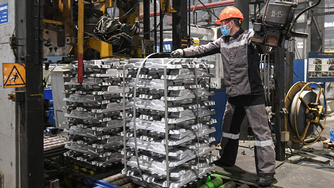 Рабочий на участке формирования и упаковки пакетов слитков из алюминиевого сплава в литейном цехе