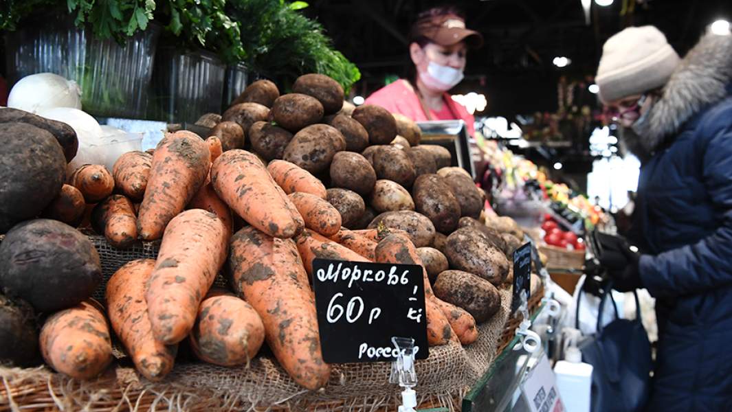 Прилавок с овощами на ярмарке выходного дня