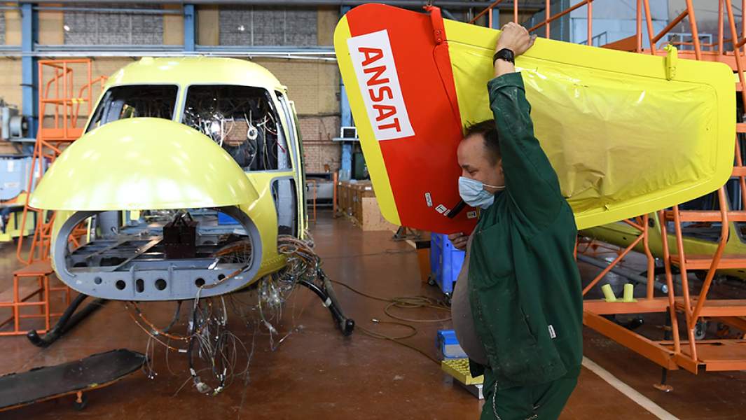 Сотрудник работает в сборочном цехе вертолетов «Ансат» в ПАО «Казанский вертолетный завод»
