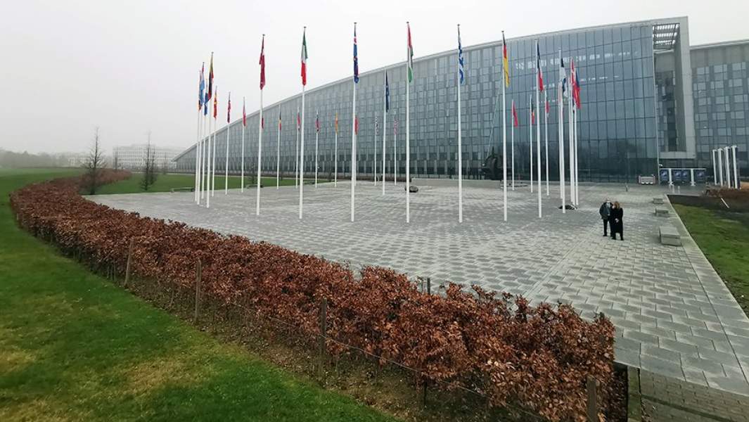 Флаги НАТО и государств-участников перед штаб-квартирой Организации Североатлантического договора (НАТО) в Брюсселе