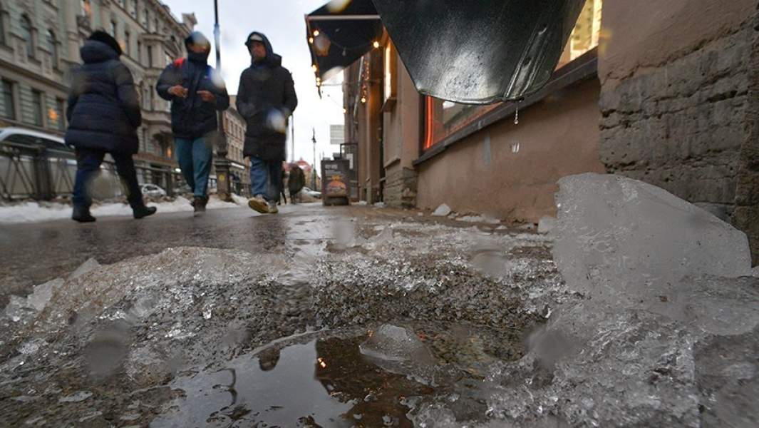 Тающий лед улице Восстания в Санкт-Петербурге