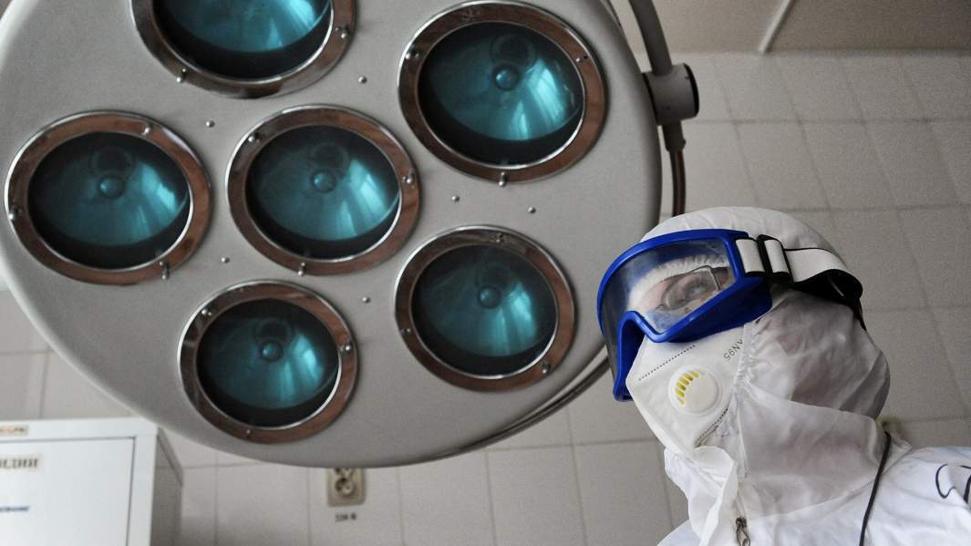 Медицинский работник в палате интенсивной терапии