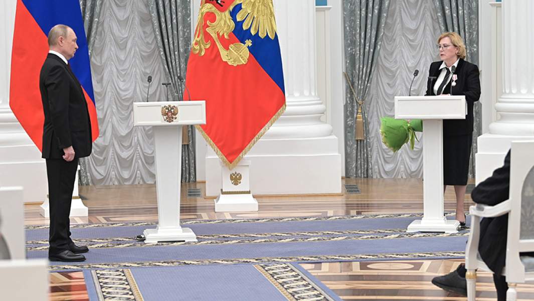 Президент РФ Владимир Путин и руководитель Федерального медико-биологического агентства Вероника Скворцова, удостоенная ордена «Пирогова», на церемонии вручения государственных наград в Екатерининском зале Кремля