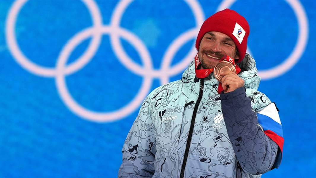 Член сборной команды ОКР Вик Уайлд, завоевавший бронзовую медаль на соревнованиях по сноуборду в дисциплине «параллельный гигантский слалом среди мужчин» на XXIV зимних Олимпийских играх – 2022, на церемонии награждения